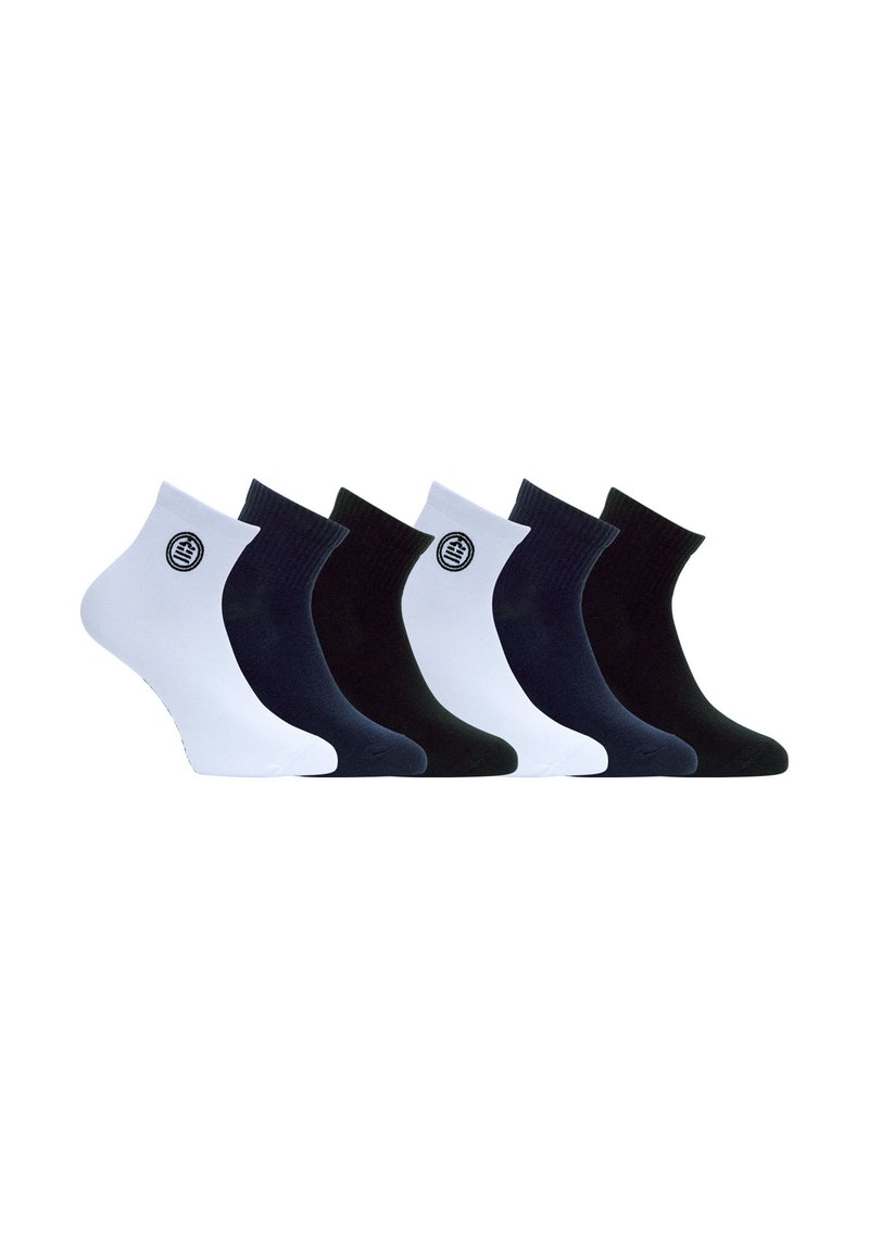 Six paires de chaussettes de cheville de couleurs alternées blanc, bleu marine et noir, avec un petit logo circulaire sur deux paires blanches.