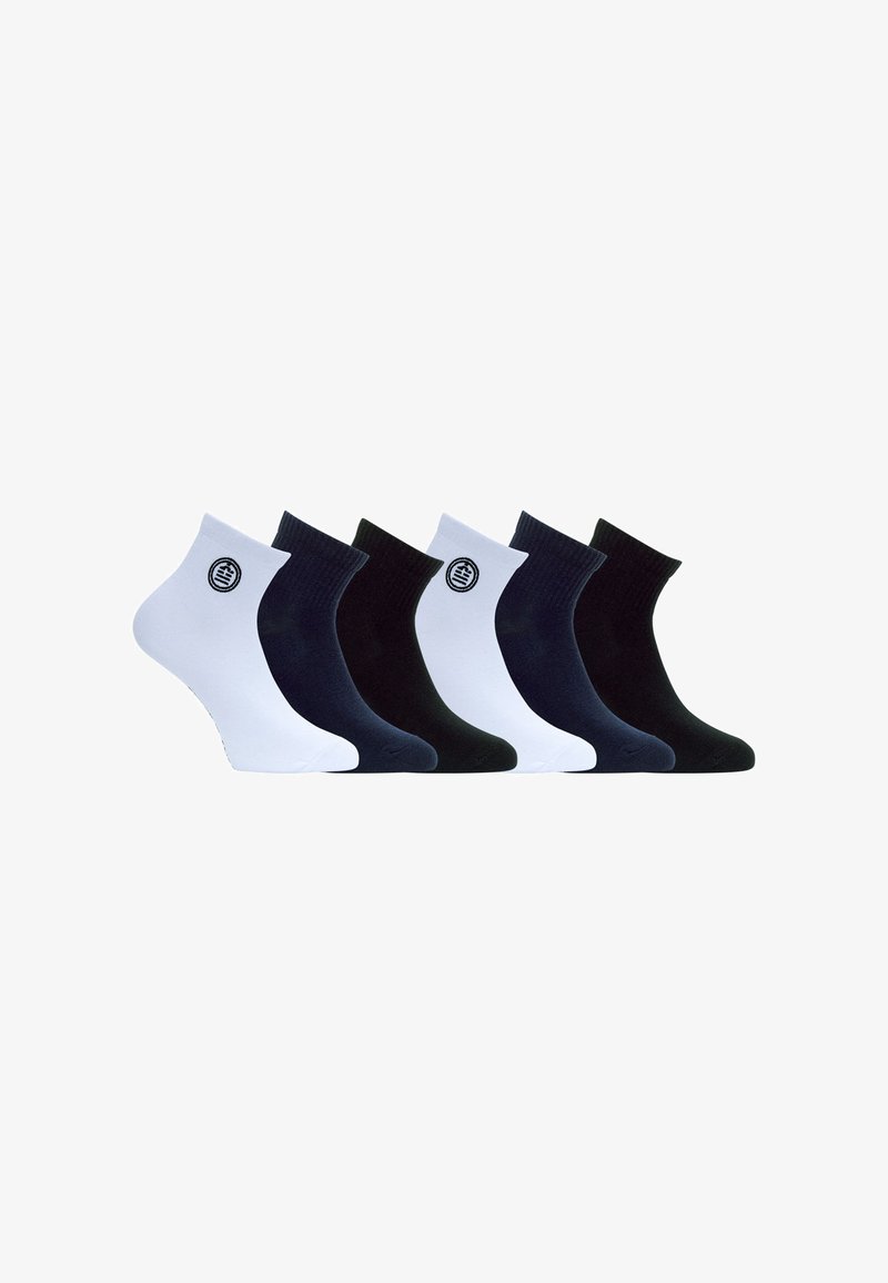 Six paires de chaussettes de cheville de couleurs alternées blanc, bleu marine et noir, avec un petit logo circulaire sur deux paires blanches.