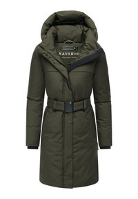 Olivengrøn polstret jakke med bælte, justerbar hætte, lynlåslukning, sidelommer og ribbede manchetter, med "NAVAHOO" branding indeni.