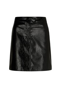 Zwarte leren rok met een glanzende, gestructureerde afwerking, voorzien van een voorkleur, een tailleband en een enkele metalen knoopaccent bovenaan.