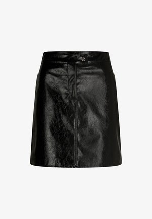 Schwarze Lederrock mit glänzender, texturierter Oberfläche, ausgestattet mit einem Schlitz vorne, einem Taillenbund und einem einzelnen Metallknopfakzent oben.