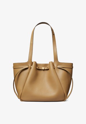 Lysebrun lædertaske med lange skulderstropper, pebblet tekstur og en lille knaplukning på frontklappen.