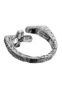 Silverring med en texturerad, robust yta, prydd med ett korsdesign. Ringen har en öppnad ände, vilket förstärker dess unika form och utseende.