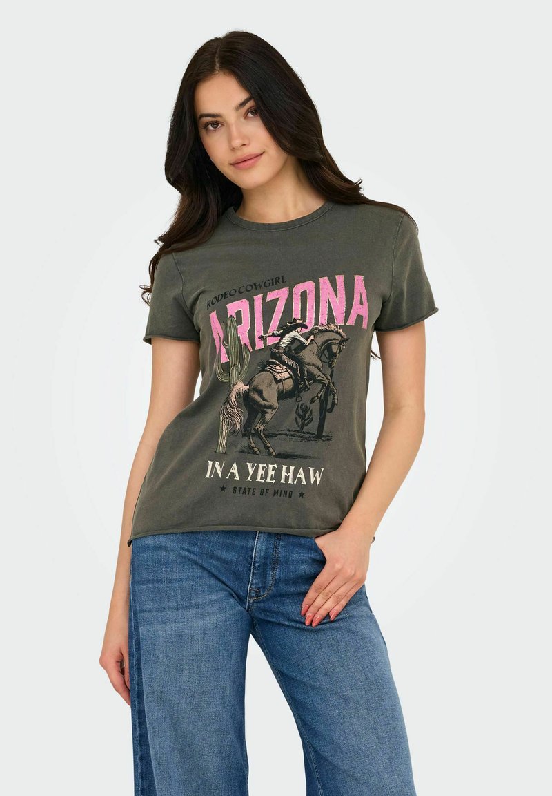 Camiseta de algodón gris con mangas cortas, que presenta un diseño gráfico en rosa de un vaquero montando un caballo, junto con cactus y el texto: "ARIZONA EN UN YEE HAW."