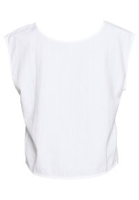 Hvid kortærmet top lavet af letvægtsstof, med rund halsudskæring og en afslappet, firkantet form med en blød tekstur.