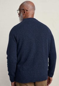 Marineblaue Strickjacke mit Sprenkeln in Blau und Rot. Mit Rundhalsausschnitt und gerippten Bündchen und Saum. Strukturierte Oberfläche, bequeme Passform.