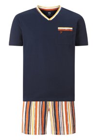 Navy Baumwoll-T-Shirt mit V-Ausschnitt und Tasche; kombiniert mit mehrfarbigen gestreiften Shorts in Orange, Gelb und Navy.