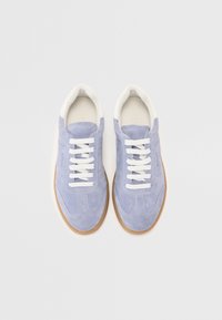 Jasnoniebieskie zamszowe sneakersy z białymi sznurówkami, gumową podeszwą i subtelnymi detalami w szwie. Okrągły czubek i minimalistyczny design.