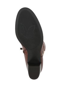 Bota de cuero marrón con un diseño aerodinámico, que presenta una suela de goma, tacón bajo, y una textura en la suela para mayor agarre. Logo de mariposa grabado.