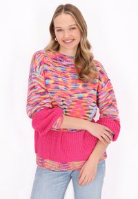 Übergroßer gestrickter Pullover mit einem mehrfarbigen Muster in Rosa, Gelb und Blau; gerippte Bündchen und Saum, strukturiertes Material.