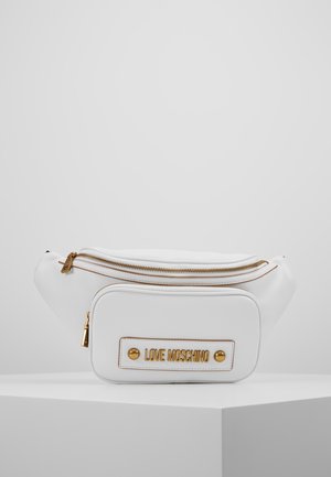 Riñonera de cuero blanco con cremalleras doradas y placa "LOVE MOSCHINO" en el bolsillo frontal, exhibida sobre un pedestal blanco.