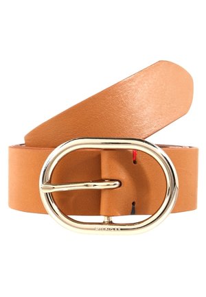 Hellbrauner Ledergürtel mit einer glänzenden goldenen ovalen Schnalle und einem spitzen Ende, aufgerollt mit der Schnalle vorne in der Mitte vor weißem Hintergrund.