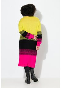 Bunt gestreiftes, übergroßes Strickkleid mit gelben, schwarzen und rosa Streifen, langen Ärmeln sowie gerippten Bündchen und Saum.