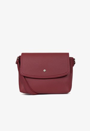 Czerwona skórzana torba na ramię o teksturowanym wykończeniu, z klapką oraz srebrnym zapięciem. Regulowany pasek dla wygody.