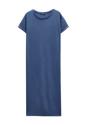 Niebieska midi sukienka z krótkim rękawem, okrągłym dekoltem i mankietami, wykonana z miękkiego, lekkiego materiału.