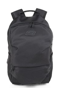 Mochila negra fabricada con tela duradera, que cuenta con un compartimento principal con cremallera, correas acolchadas y un logo en la parte frontal. Diseño elegante y minimalista.