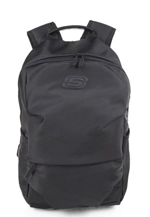 Mochila negra fabricada con tela duradera, que cuenta con un compartimento principal con cremallera, correas acolchadas y un logo en la parte frontal. Diseño elegante y minimalista.