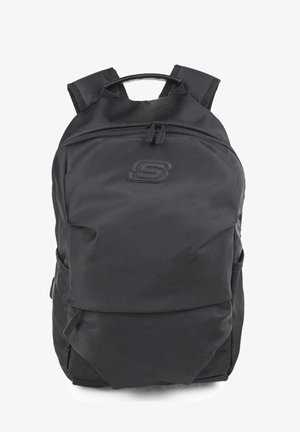 Mochila negra fabricada con tela duradera, que cuenta con un compartimento principal con cremallera, correas acolchadas y un logo en la parte frontal. Diseño elegante y minimalista.