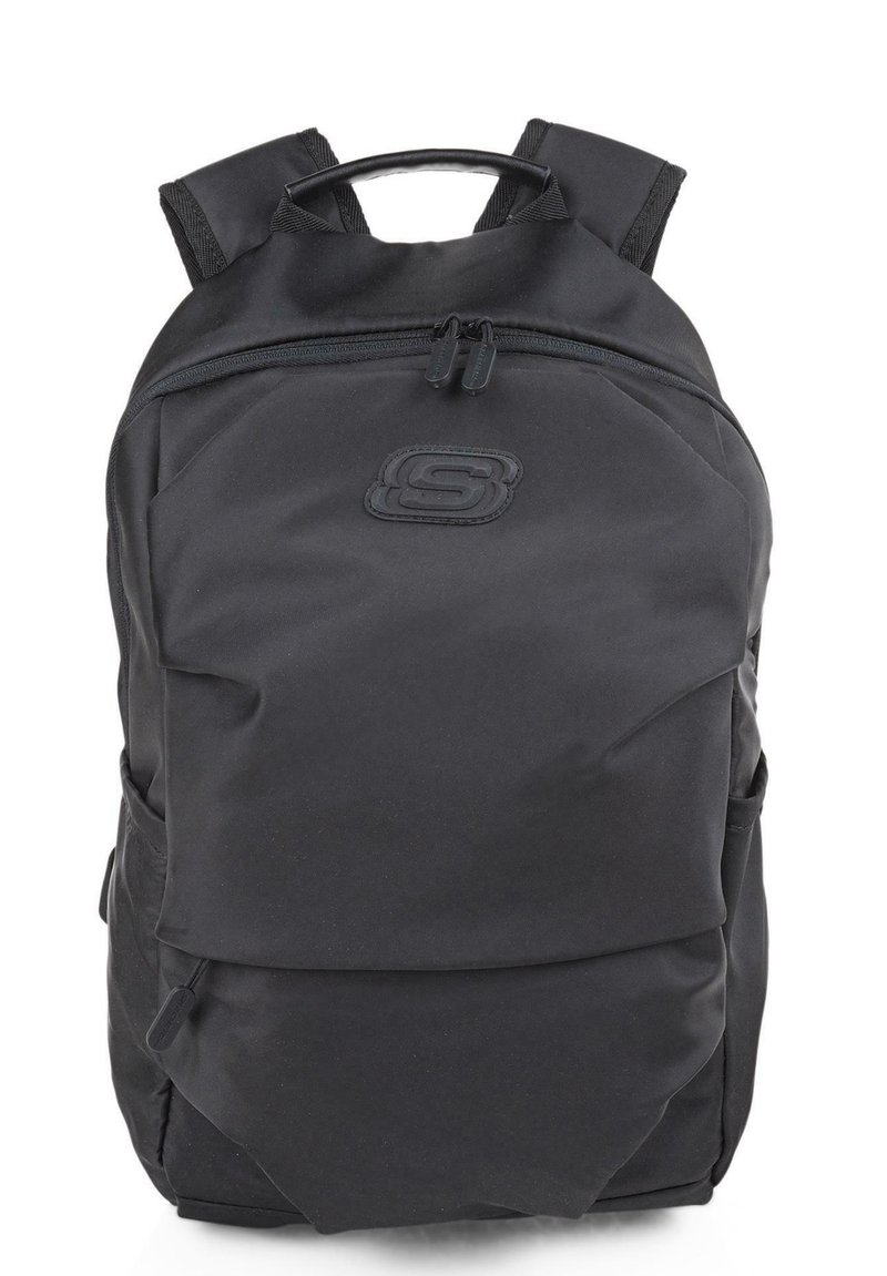 Mochila negra fabricada con tela duradera, que cuenta con un compartimento principal con cremallera, correas acolchadas y un logo en la parte frontal. Diseño elegante y minimalista.