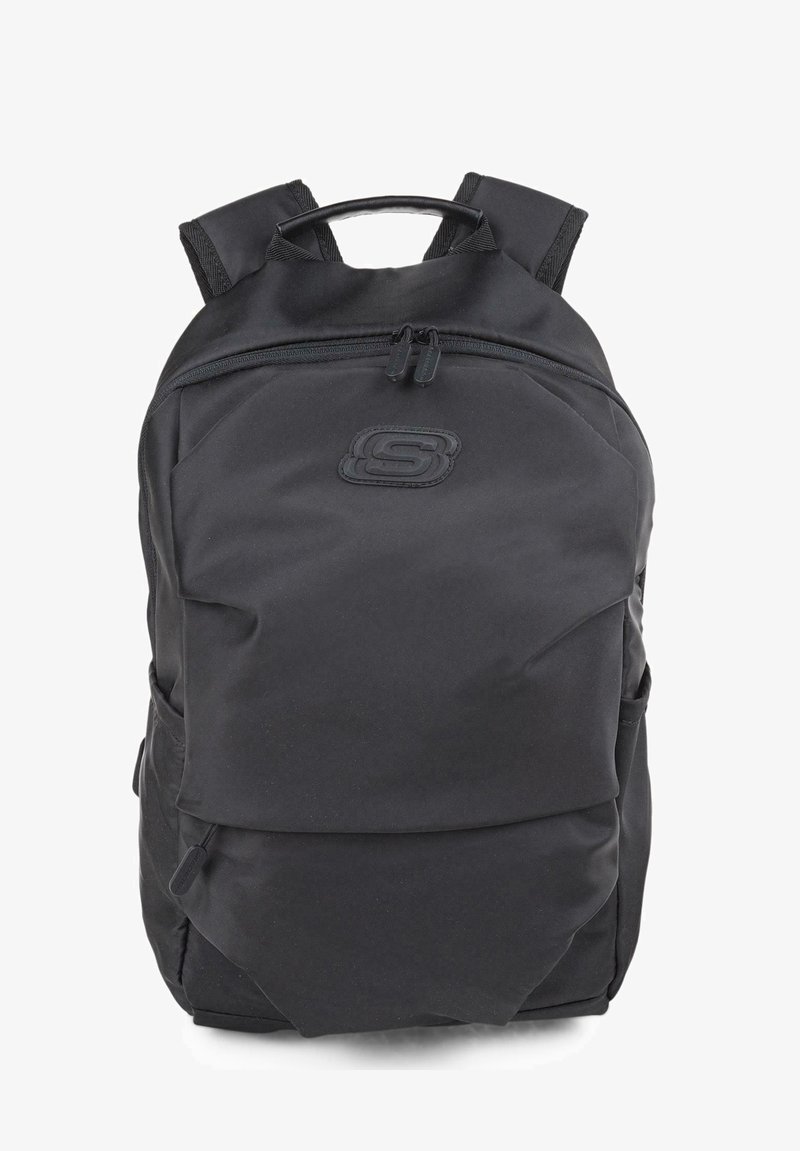 Mochila negra fabricada con tela duradera, que cuenta con un compartimento principal con cremallera, correas acolchadas y un logo en la parte frontal. Diseño elegante y minimalista.