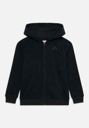 Felpa nera con zip, tasche frontali, polsini a costine e un piccolo logo sul lato sinistro del petto, mostrata su uno sfondo bianco.