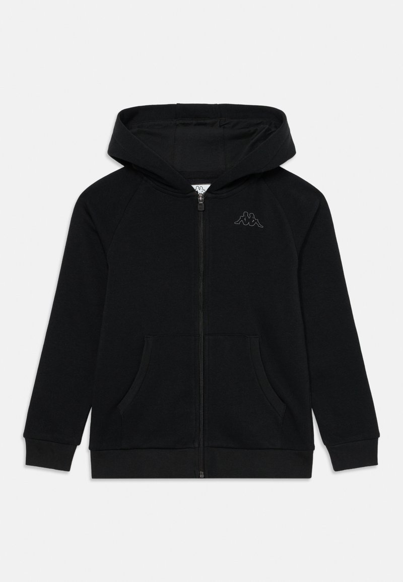 Črna zip-up kapuca s sprednjimi žepi, rebrastimi manšeti in majhnim logotipom na levi prsni strani, prikazana na belem ozadju.