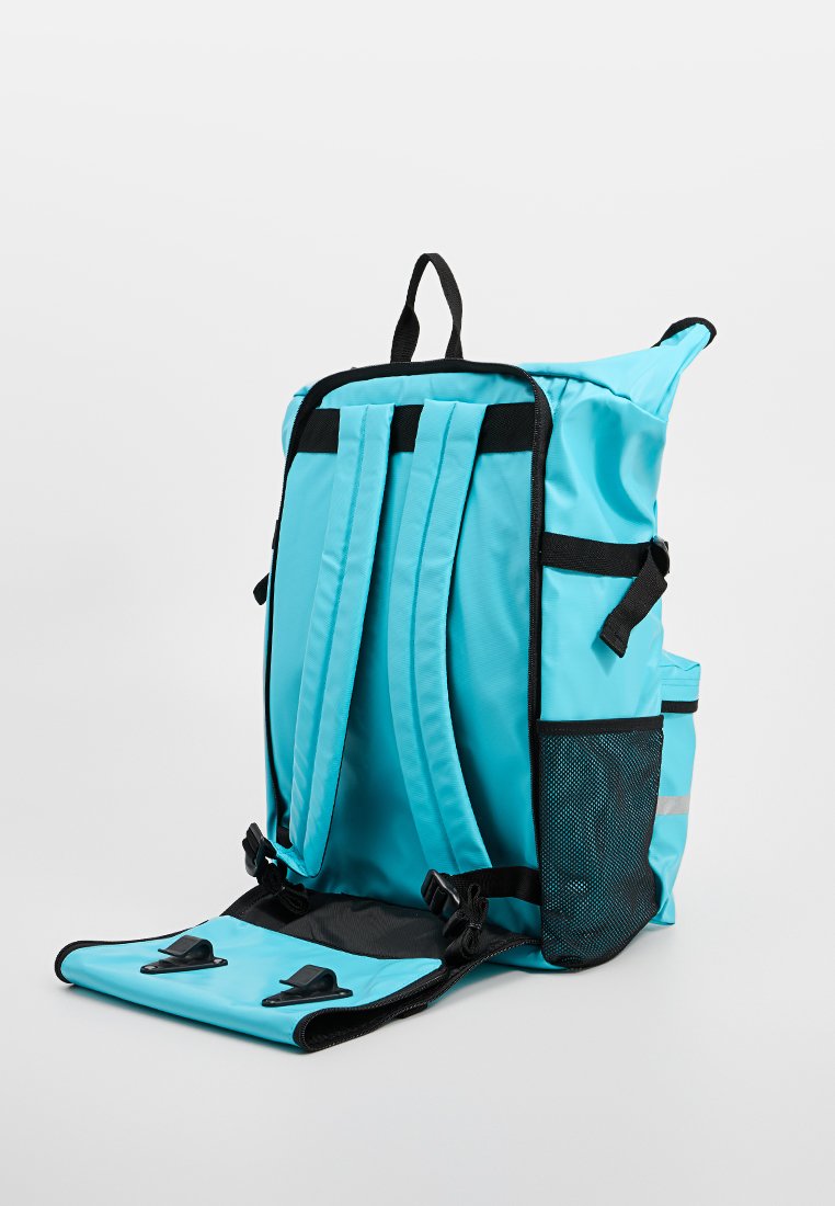 Tausendblauer Rucksack mit schwarzen Riemen, einem Netzseitentasche, verstellbaren Schnallen und einem rollbaren Oberteil für eine sichere Verschluss.