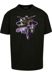 Sort bomulds T-shirt med grafisk tryk af en motocrosskører, der udfører et trick med lilla og grønne accenter, sat mod et livligt baggrund.