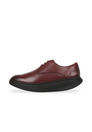 Zapato de cordones de piel burdeos con puntera redondeada, suela negra texturizada y parte superior suave con costuras mínimas y detalle del logo.