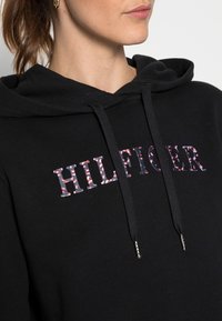 Tommy Hilfiger REGULAR FEATHER PRINT HOODIE - Camisola - black