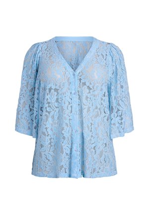 Lyseblå blondebluse med blomsterprint, V-hals, knaplukning foran og trekvartlange puffede ærmer.