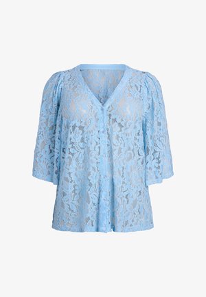 Vaaleansininen pitsipusero, jossa on kukkakuvio, V-aukko, napillinen edessä ja puolipitkät liehukkeet hihansuissa.