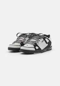 Globe SABRE - Sapatilhas - alloy/black