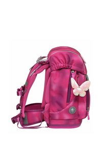 Rosa Rucksack mit Farbverlauf-Design, Reißverschlussfächern, Netzträgern, gepolstertem Rücken und einem dekorativen Schmetterlingsanhänger.