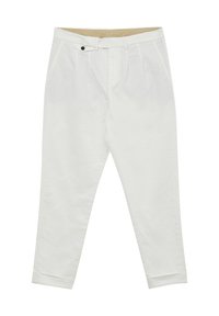 Pantaloni bianchi su misura con tasche laterali, pieghe frontali, passanti per cintura e una patta laterale con bottone in vita.