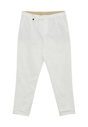 Pantaloni bianchi su misura con tasche laterali, pieghe frontali, passanti per cintura e una patta laterale con bottone in vita.
