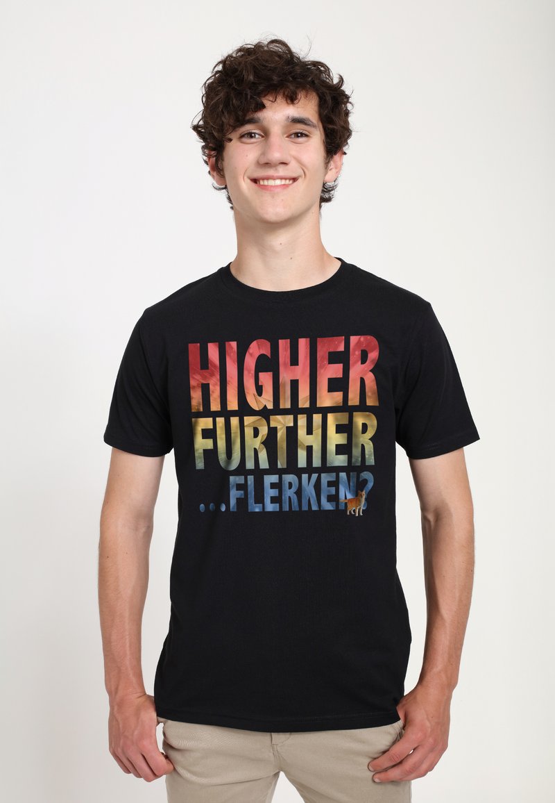 Czarny bawełniany t-shirt z odważnym, wielokolorowym napisem: "WYŻEJ DALEJ ... FLERKEN?" z małą grafiką kota. Krótkie rękawy, okrągły dekolt.