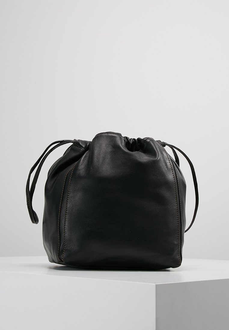 Filippa K LENA SOFT BUCKET BAG Skulderveske blacksvart Filippa K LENA SOFT BUCKET BAG Skulderveske blacksvart