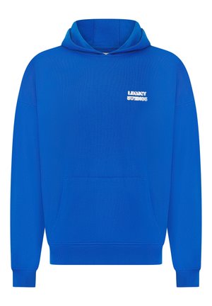 Blauer Kapuzenpullover mit langen Ärmeln und Fronttasche, mit kleinem weißem Text "Legacy Studios" auf der oberen linken Brust.