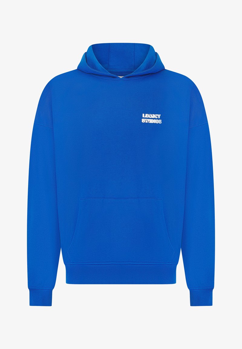 Sweat à capuche bleu à manches longues avec poche avant, avec un petit texte blanc "Legacy Studios" sur le haut gauche de la poitrine.