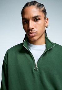 Bershka HIGH NECK - Sweatshirt - dark green