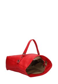 Rode leren handtas met een gestructureerde afwerking, een brede opening, korte handvatten en zilveren hardwareaccenten. Interieur gevoerd met een lichtbruine stof.