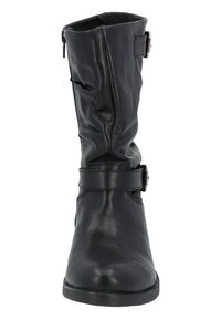 Bota de cuero negra a media pantorrilla con cremallera lateral y correas ajustables con hebilla en el tobillo y la parte superior, mostrada desde el frente.