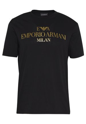 Musta lyhythihainen T-paita, jossa on kullanvärinen teksti "EMPORIO ARMANI MILAN" ja kullanvärinen kotkalogo tekstin yläpuolella rinnassa.