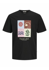 Schwarzes Baumwoll-T-Shirt mit einem mehrfarbigen Grafikdesign, das eine Sonne, Wellen und ein Blattmuster zeigt. Der Text lautet "Original Studio JACK&JONES."