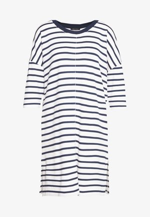 Gestreept tuniek met marineblauwe en witte horizontale strepen, korte mouwen, ronde halslijn en zijsplitten voor extra bewegingsgemak.