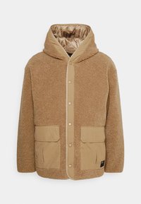 Chaqueta de forro polar marrón con capucha oculta, cierre de botones, dos bolsillos frontales y un forro liso, con un exterior texturizado.