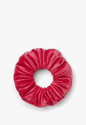 Rotes Samt-Haargummi mit geraffter Textur, runder Form und glattem Glanz, entworfen, um das Haar ohne Schaden an seinem Platz zu halten.