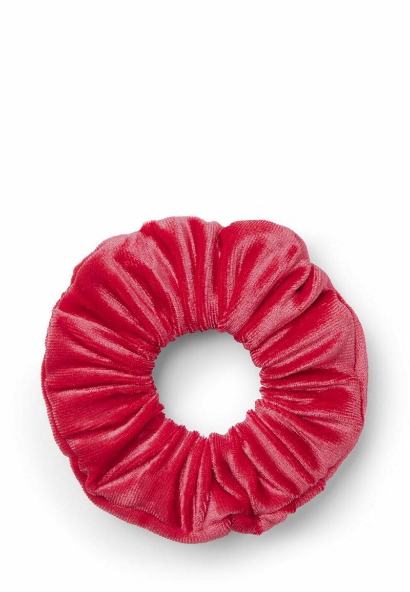 Červená sametová gumička s nasedlou texturou, kruhovým tvarem a hladkým leskem, navržená tak, aby držela vlasy na místě bez poškození.
