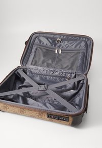 Guess BERTA 8 WHEELER - Trillekoffert - latte/brown